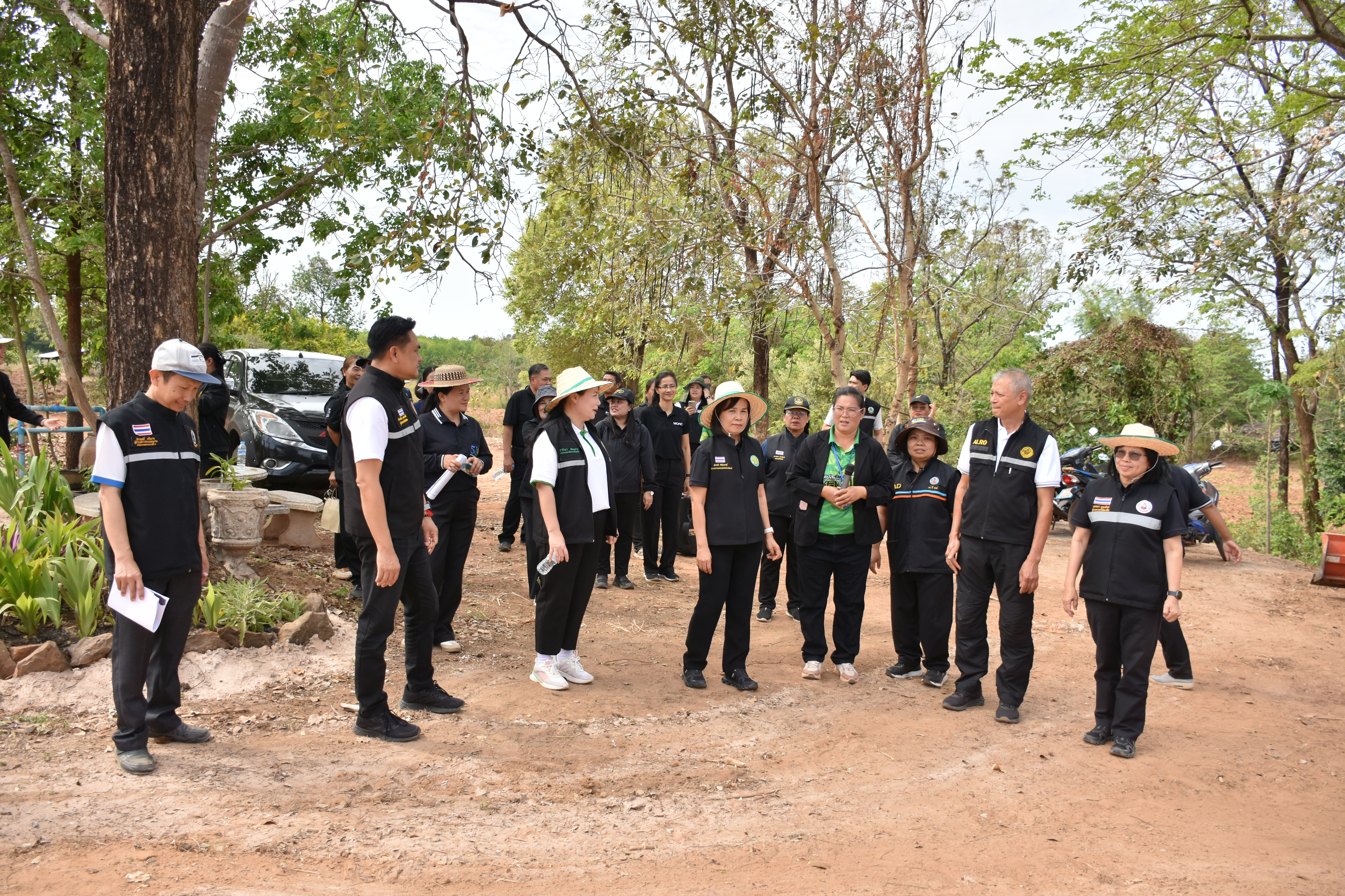 title - ผู้ตรวจราชการกระทรวงเกษตรและสหกรณ์ เขตตรวจราชการที่ 14 (นางสุวรรณี ศรีสุวรรณ์) และคณะผู้ตรวจราชการกรม ลงพื้นที่ตรวจติดตามนโยบายยกระดับสินค้าเกษตรและบริการมูลค่าสูง การพัฒนาสินค้าเกษตรมูลค่าสูง โครงการส่งเสริมและพัฒนาสินค้าเกษตรชีวภาพ (สมุนไพร) ณ แปลงใหญ่สมุนไพร หมู่ 10 บ้านห้วยร่องคำ ตำบลกุดปลาดุก อำเภอเมืองอำนาจเจริญ จังหวัดอำนาจเจริญ